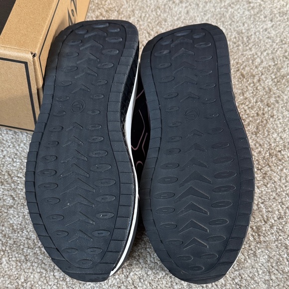 Women's AOV Arch Support Sneakers - Picture 3 of 5